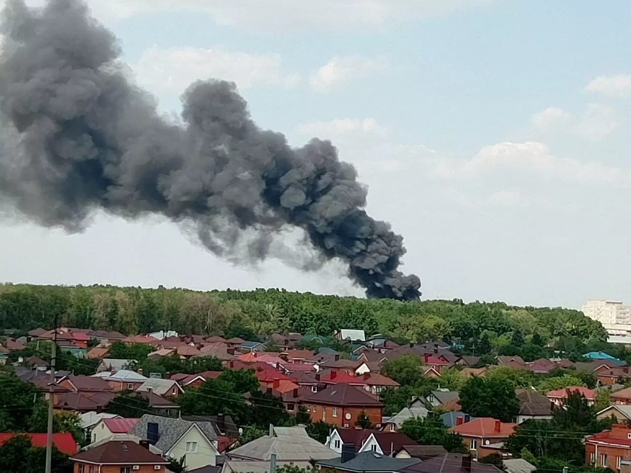 Пожар на складе на улице Орской тушат второй день: хронология событий с места ЧП