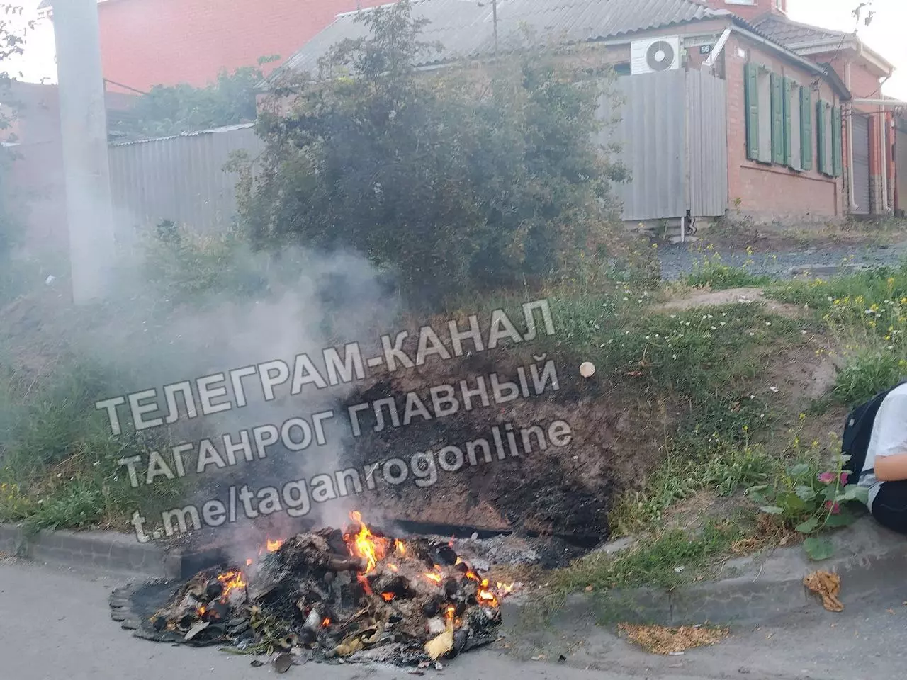 В Таганроге на улице Дзержинского сгорел мусорный бак