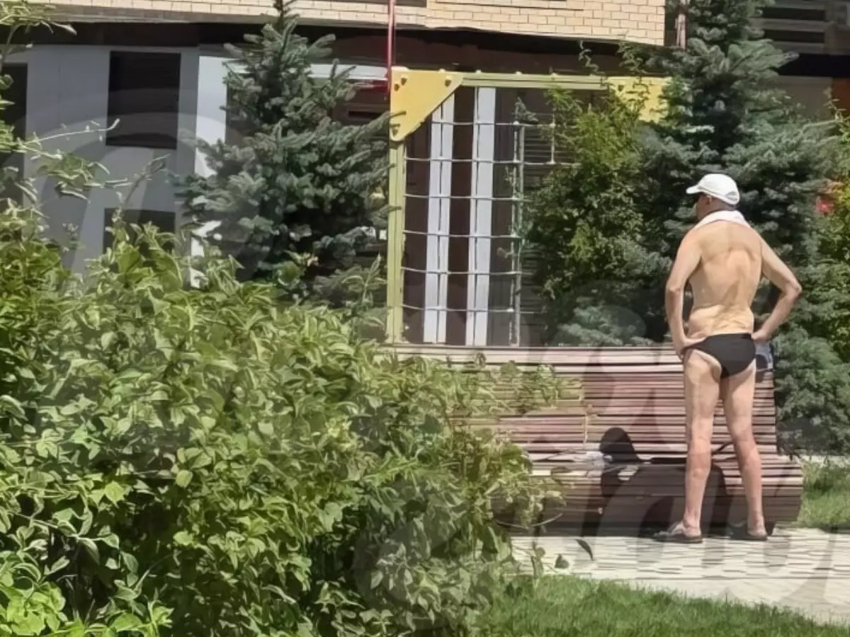 В Ростове жители улицы Нансена обнаружили загорающего дедушку на детской площадке