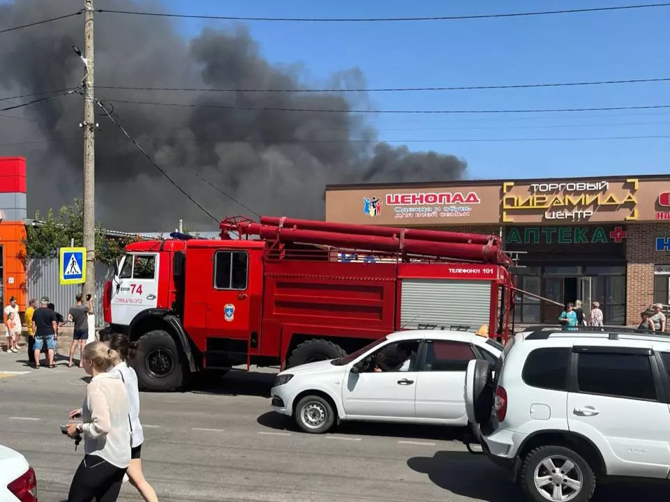 Крупный пожар тушат в центре Семикаракорска