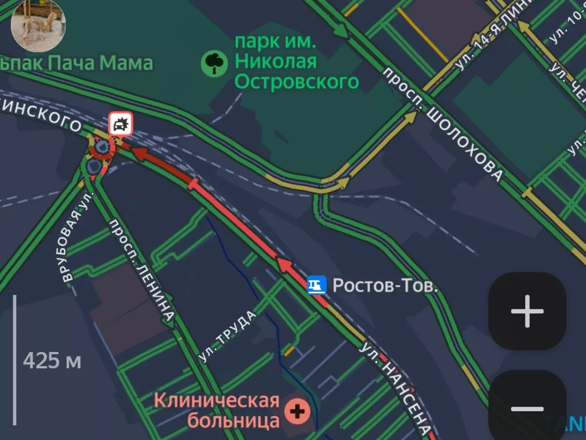 Огромная пробка образовалась на Нансена из-за отвалившегося кузова грузовика