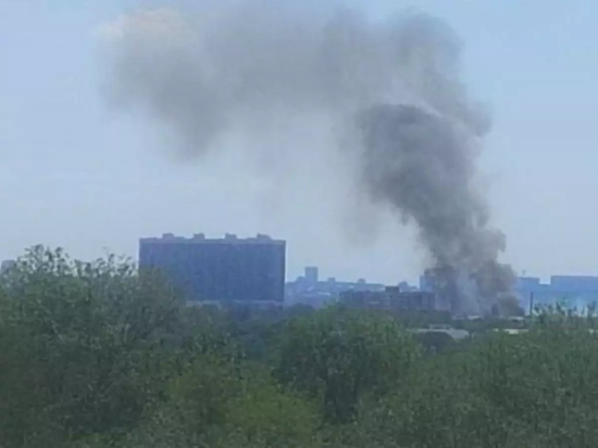 В Ростове на Тракторной на большой площади горит трава