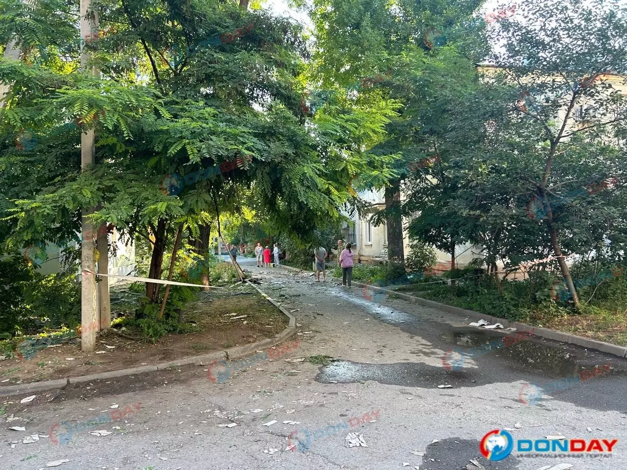 Кровля многоэтажки повреждена из-за атаки беспилотников в Азове