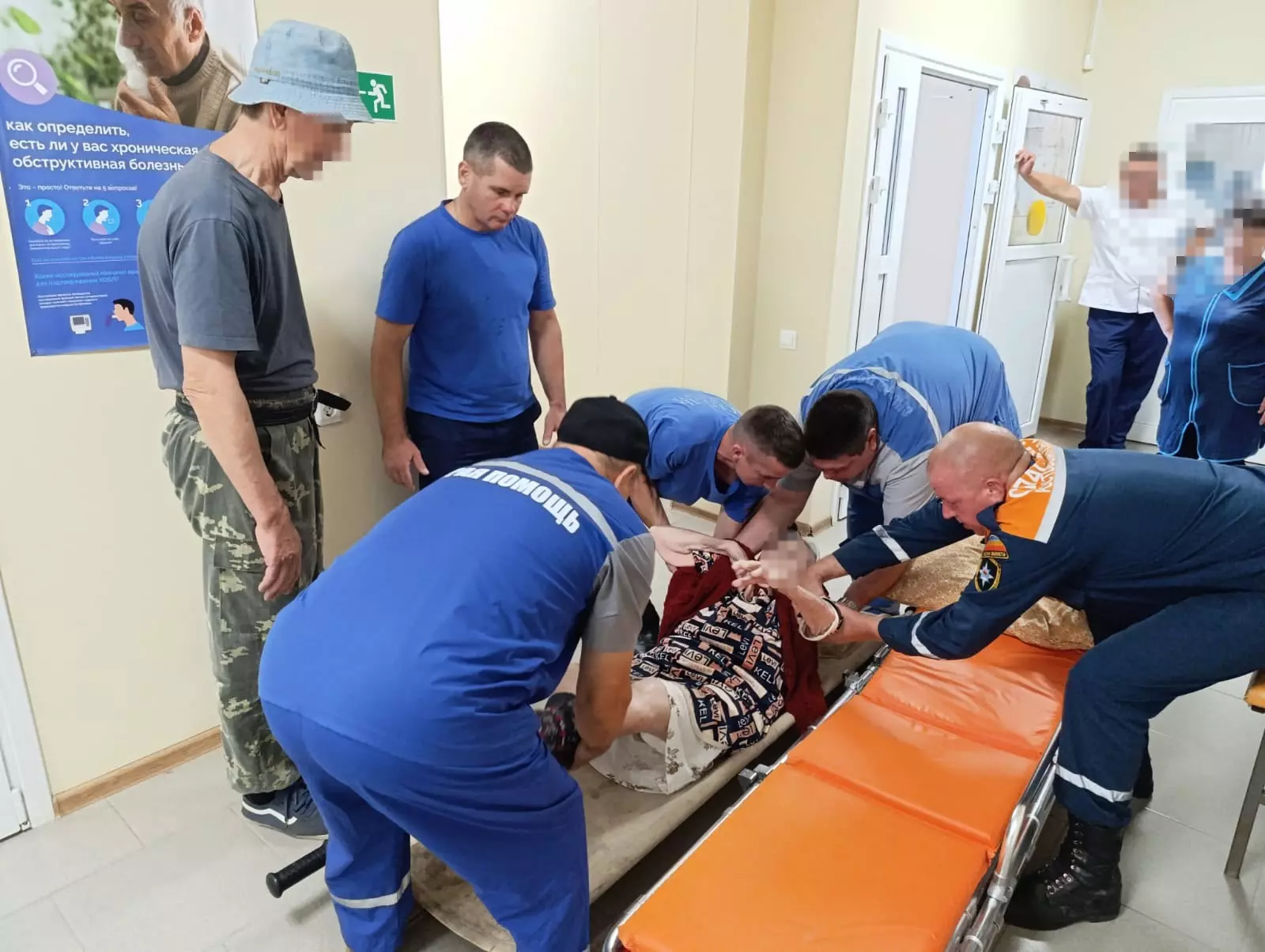 На Дону врач скорой не смог спустить пациентку из-за узкой лестницы в подъезде