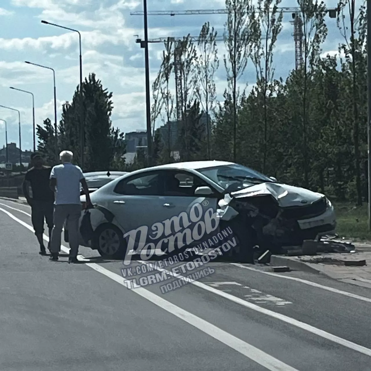 В Ростове легковушка вылетела на встречку и снесла забор на левом берегу