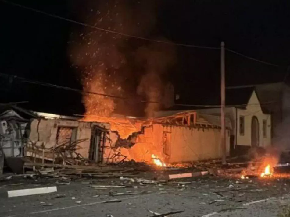 После серии громких взрывов в поселке Каменоломни в Ростовской области произошел пожар