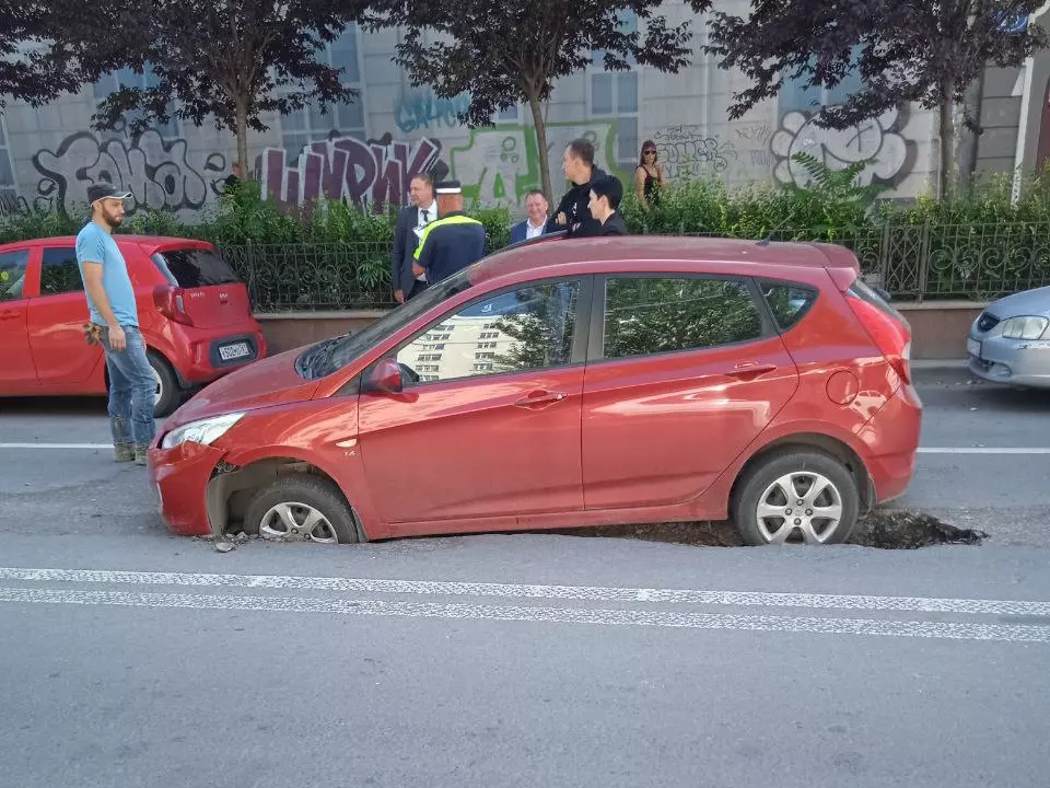 Легковушка провалилась под асфальт рядом с правительством Ростовской области