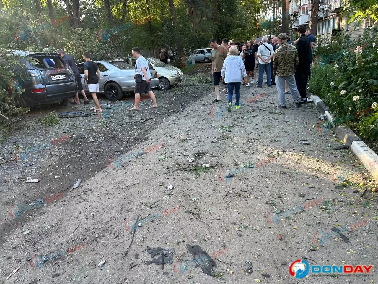 Четвертый час жители Азова не решаются вернуться в свои квартиры после атаки БПЛА