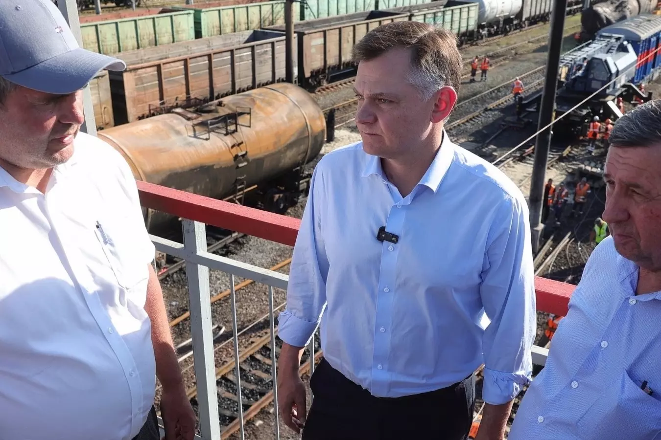 Юрий Слюсарь побывал в Сальске, где ночью в результате атаки дронов повреждены оказались дома и ЖД объекты
