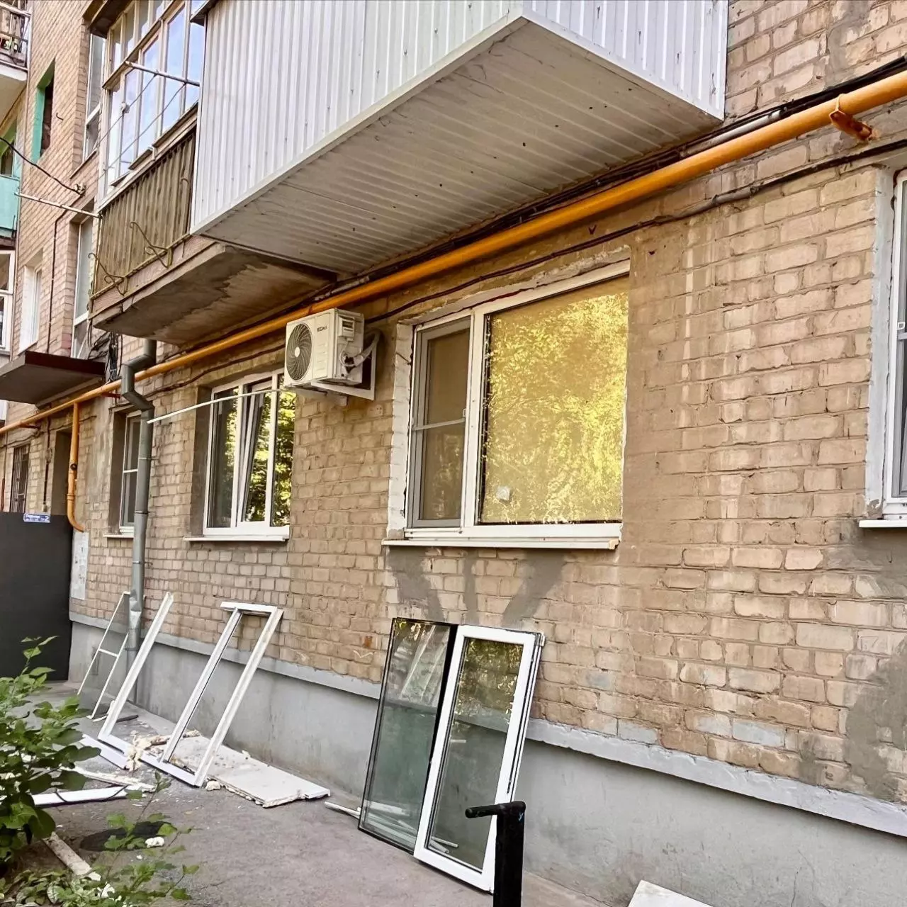 В Азове завершают остекление окон и балконов в домах, поврежденных при атаке БПЛА 