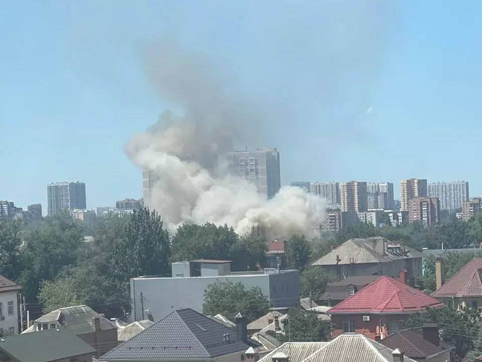 В центре Ростова на большой площади полыхает частный дом