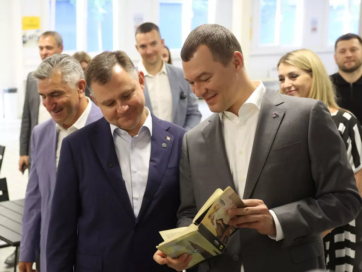 Михаил Дегтярев и Юрий Слюсарь осмотрели реконструкцию Дворца спорта в Ростове