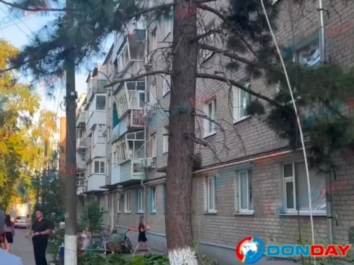 В Азове поврежденные после атаки беспилотника окна закрыли пленкой