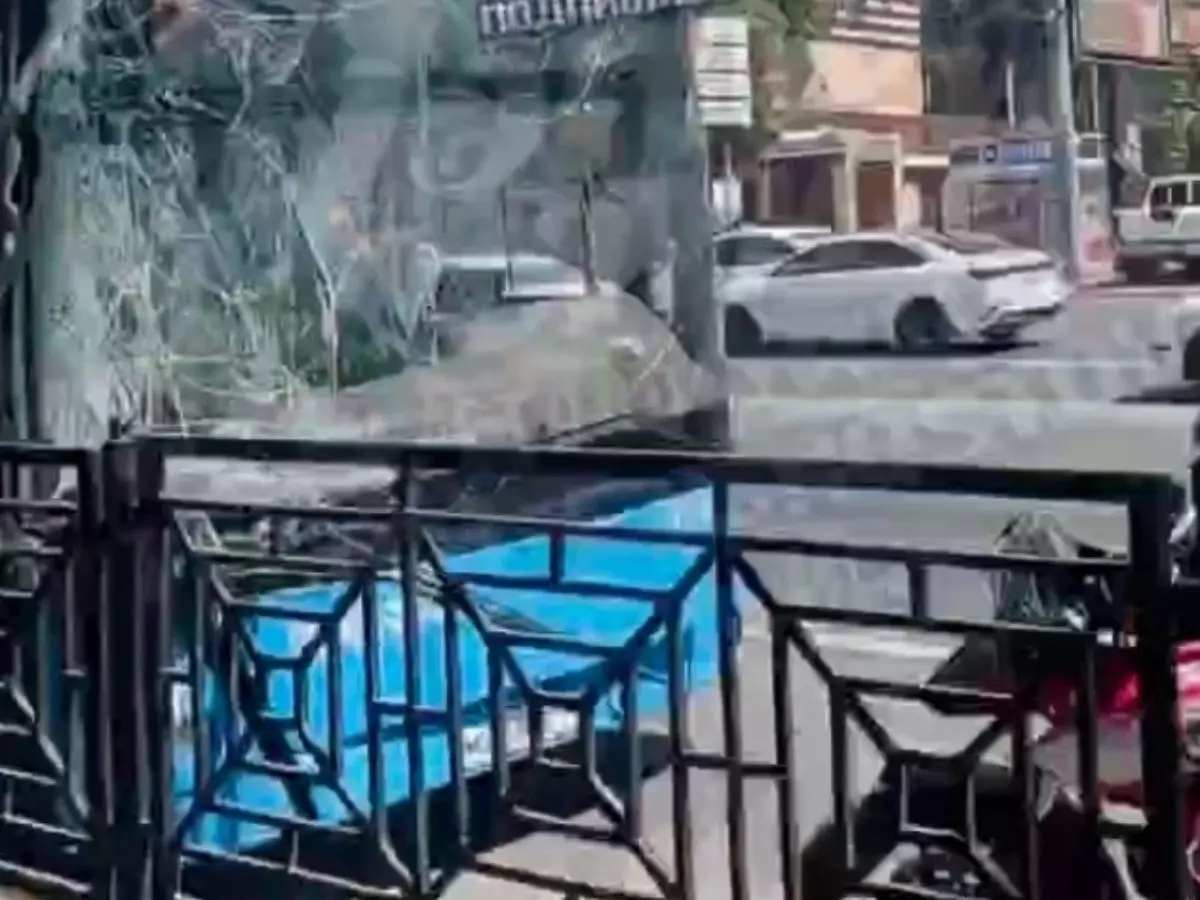 В Ростове автобус врезался в столб