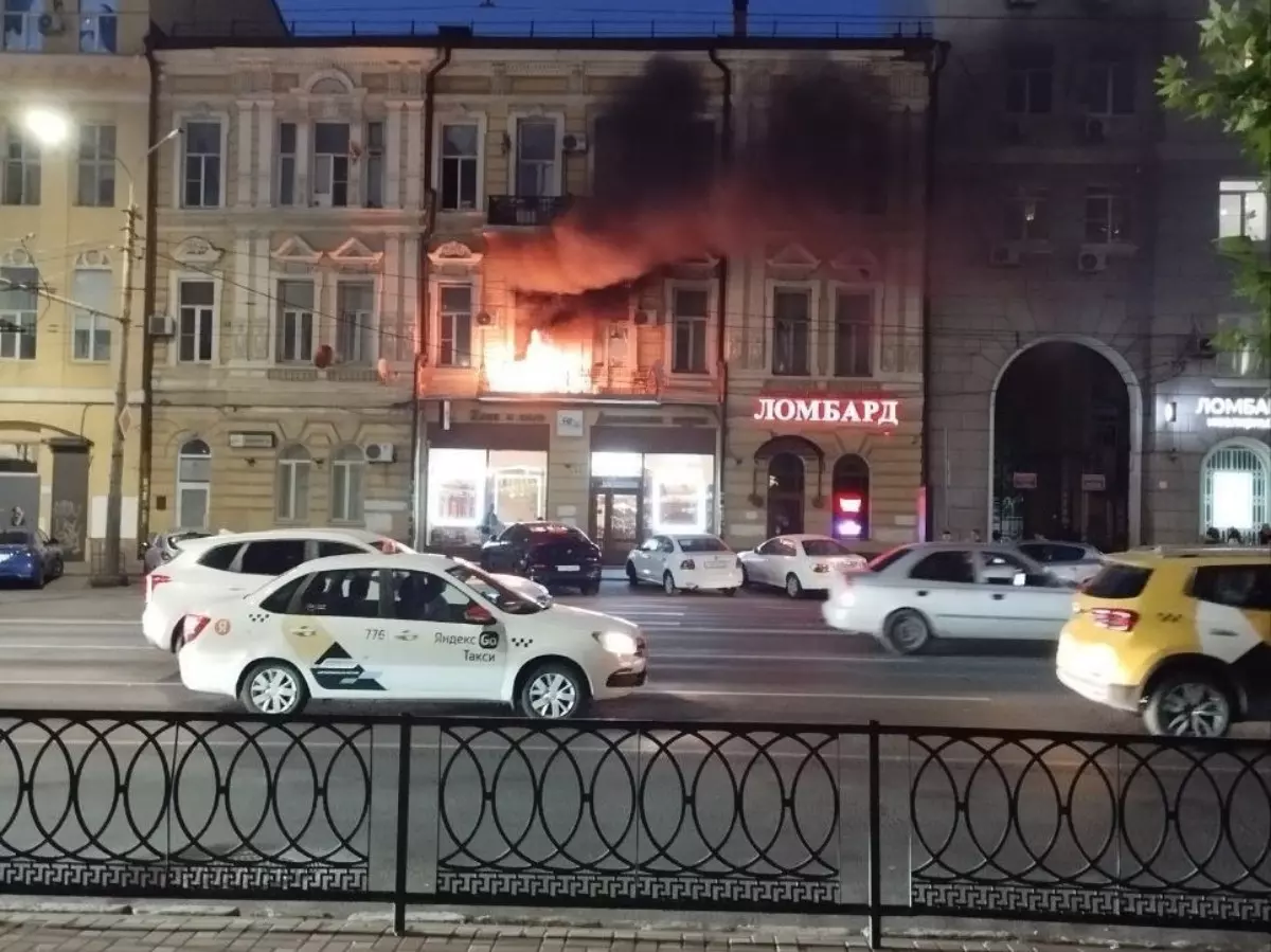 В Ростове в доме на Ворошиловском загорелся балкон 