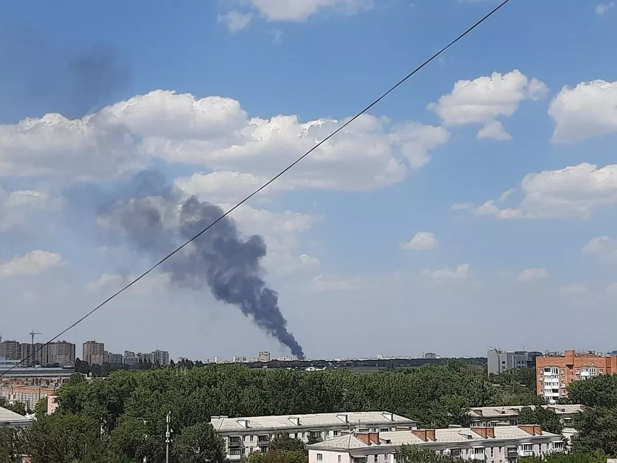В Ростове на месте пожара на улице Орской собирается пробка
