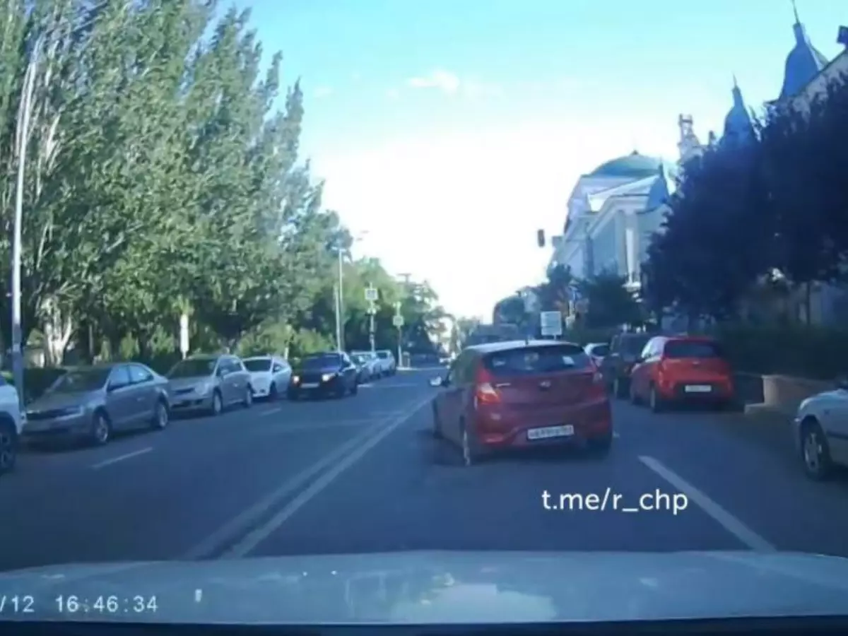 В Ростове момент провала легковушки на Соколова попал на видео