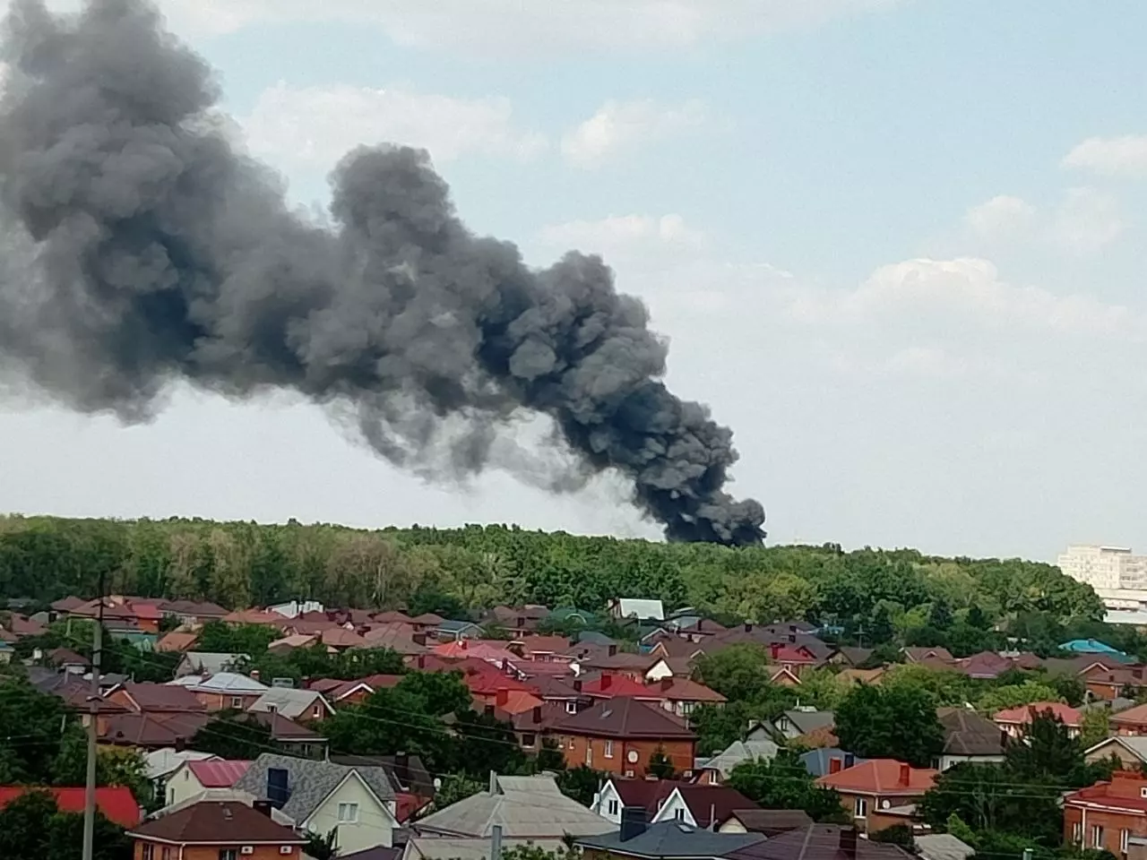 Появились кадры крупного пожара на улице Орской в Ростове