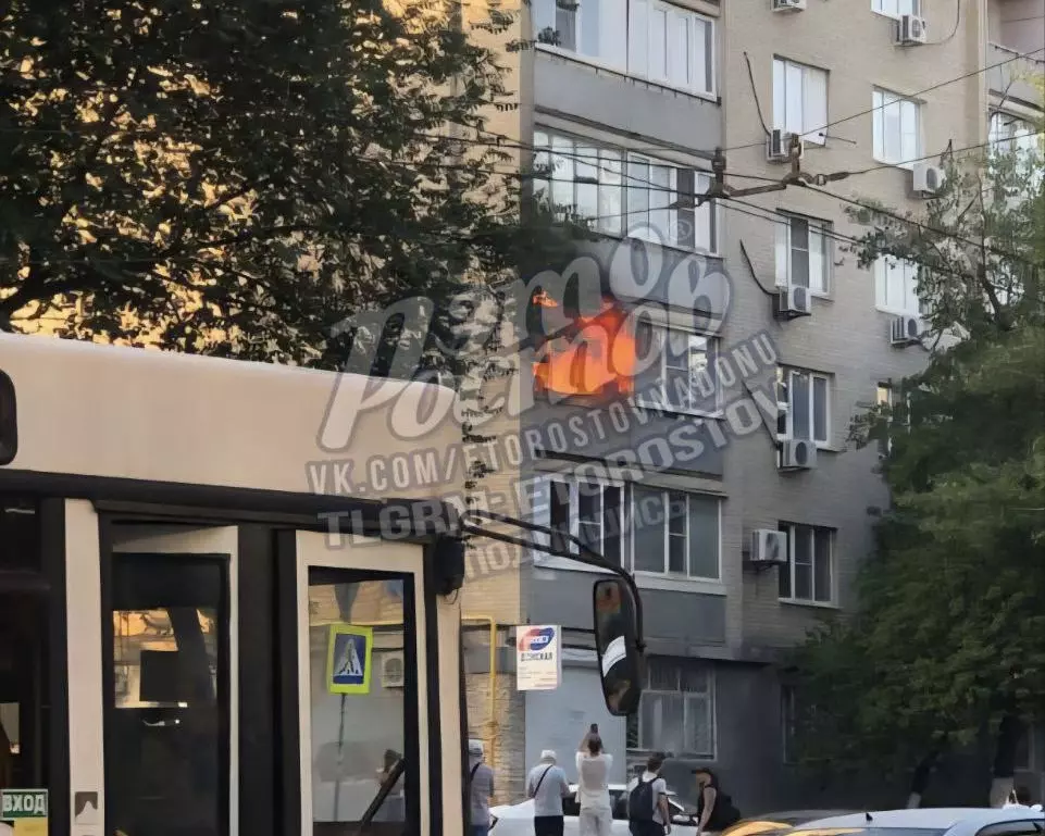 В Ростове на Ларина полыхала квартира