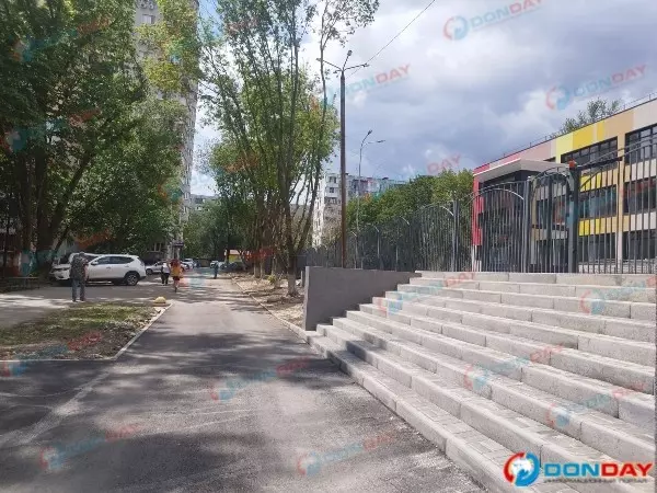 На Северном из пешеходной аллеи возле порога школы хотят сделать проезжую часть