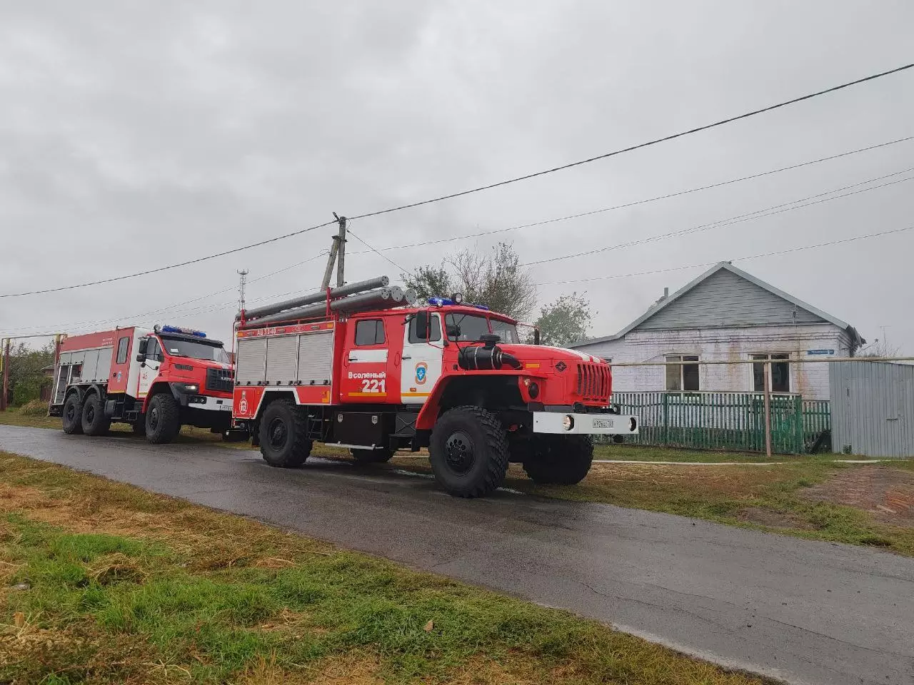 В Ростовской области на площади 400 квадратов полыхает трава