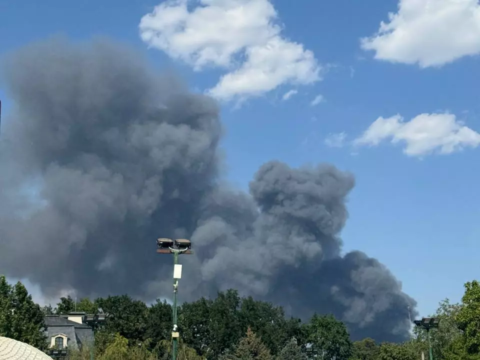Склад с бытовой техникой горит в Ростове на Орской