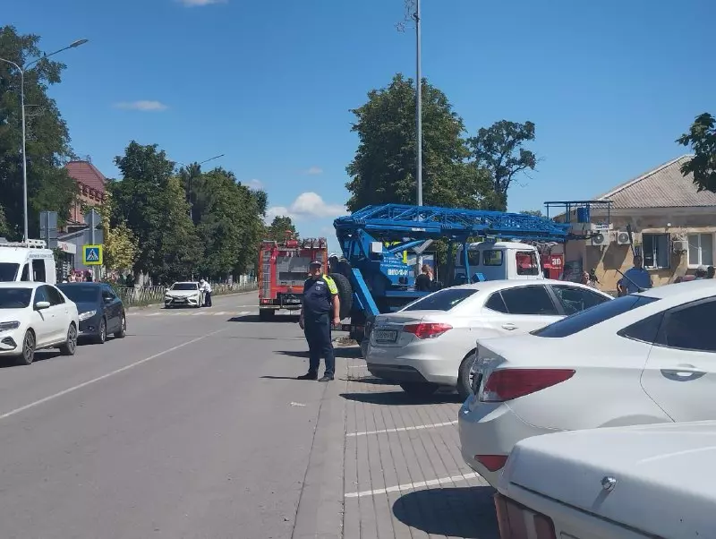 На месте пожара в торговом центре в Новошахтинске перекрыли движение