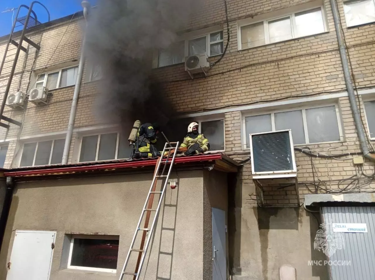 В Новошахтинске площадь пожара в торговом центре увеличилась в 40 раз