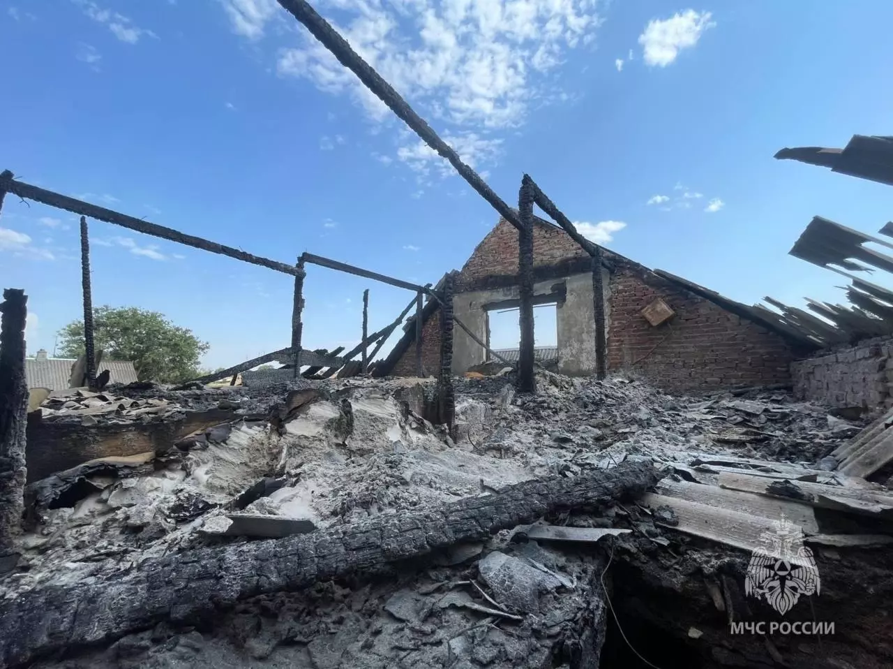 Супружеская пара чудом спаслась при пожаре в Ростовской области