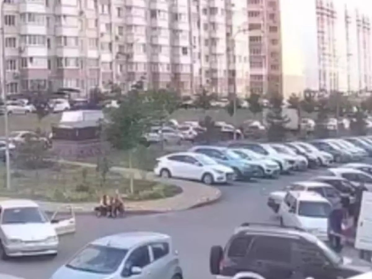 В Ростове на Суворовском девушка выпала из окна многоэтажки