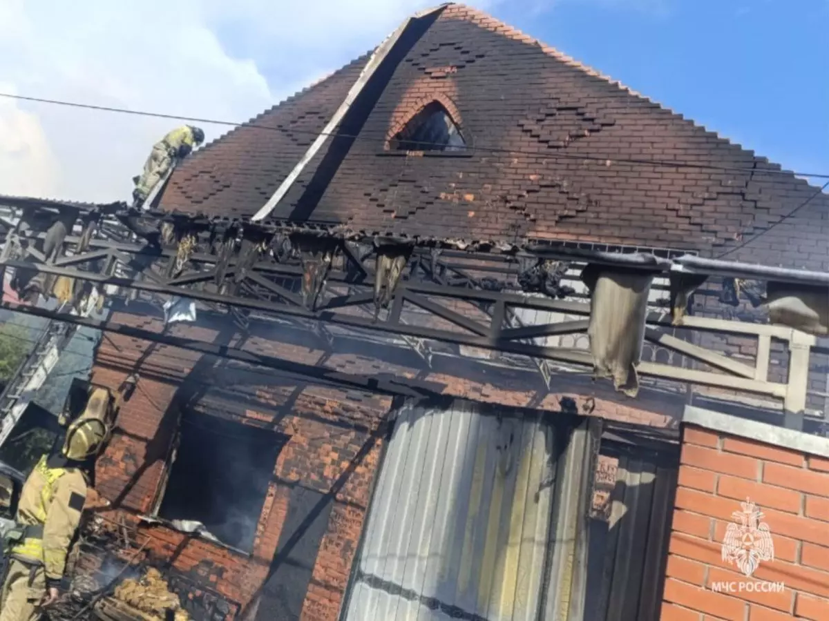 В Ростове на большой площади горят частный дом и две машины