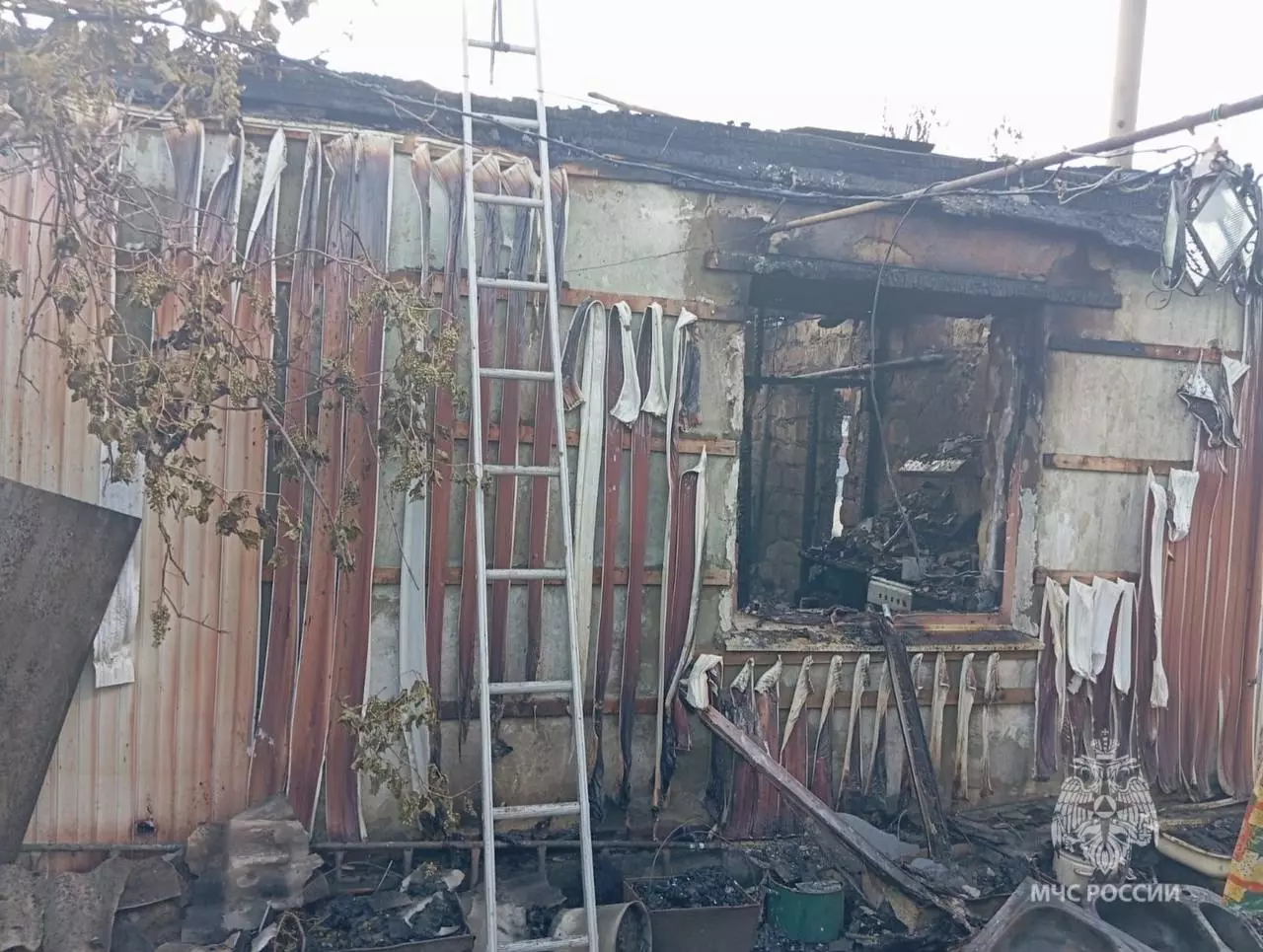 В Ростовской области женщина спаслась сама и вытащила супруга из горящего дома