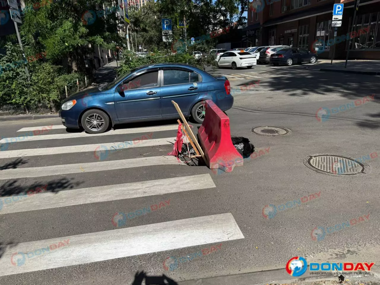 В Ростове на месте, где провалился мусоровоз, образовалась новая яма