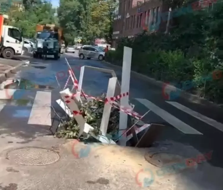 В Ростове на месте, где провалился грузовик, вновь образовалась огромная яма