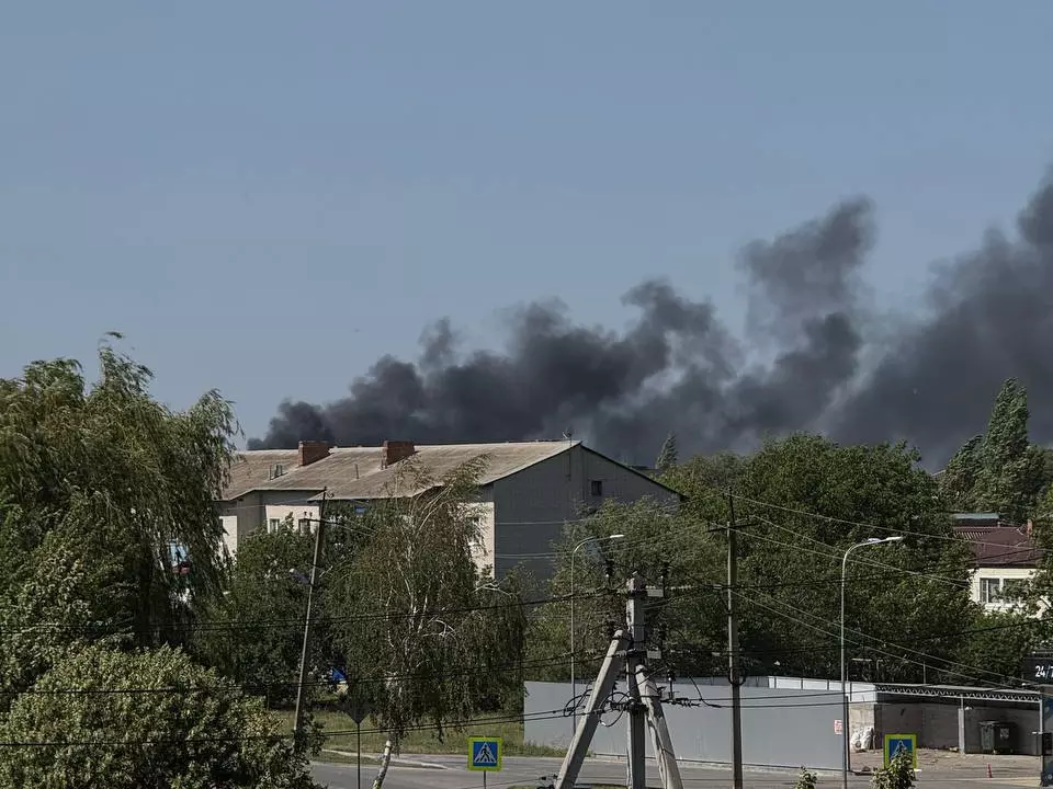 На площади 300 квадратов горит складское помещение в Семикаракорске