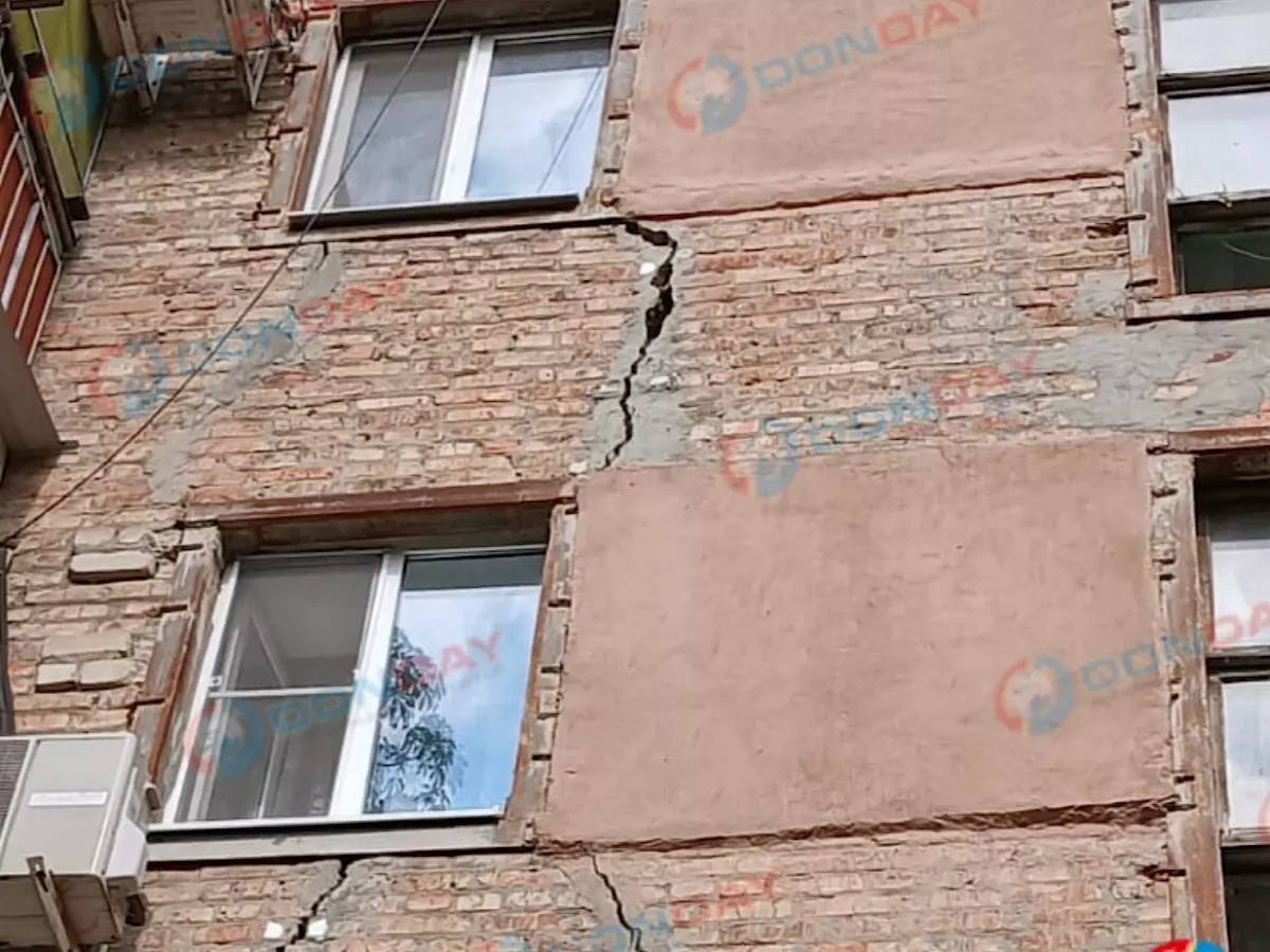 Жители аварийного дома на Щаденко в Ростове просят установить маяки в трещинах