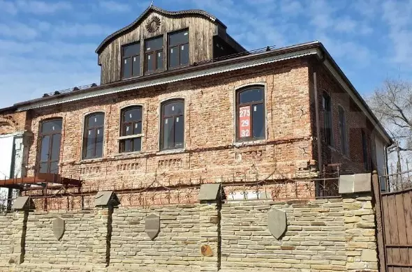 В Ростовской области на продажу за 6 млн выставили старинный купеческий особняк