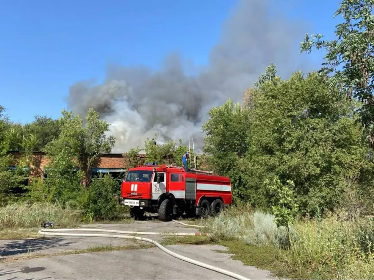 В Морозовске полыхает заброшенный мясокомбинат на Ворошилова