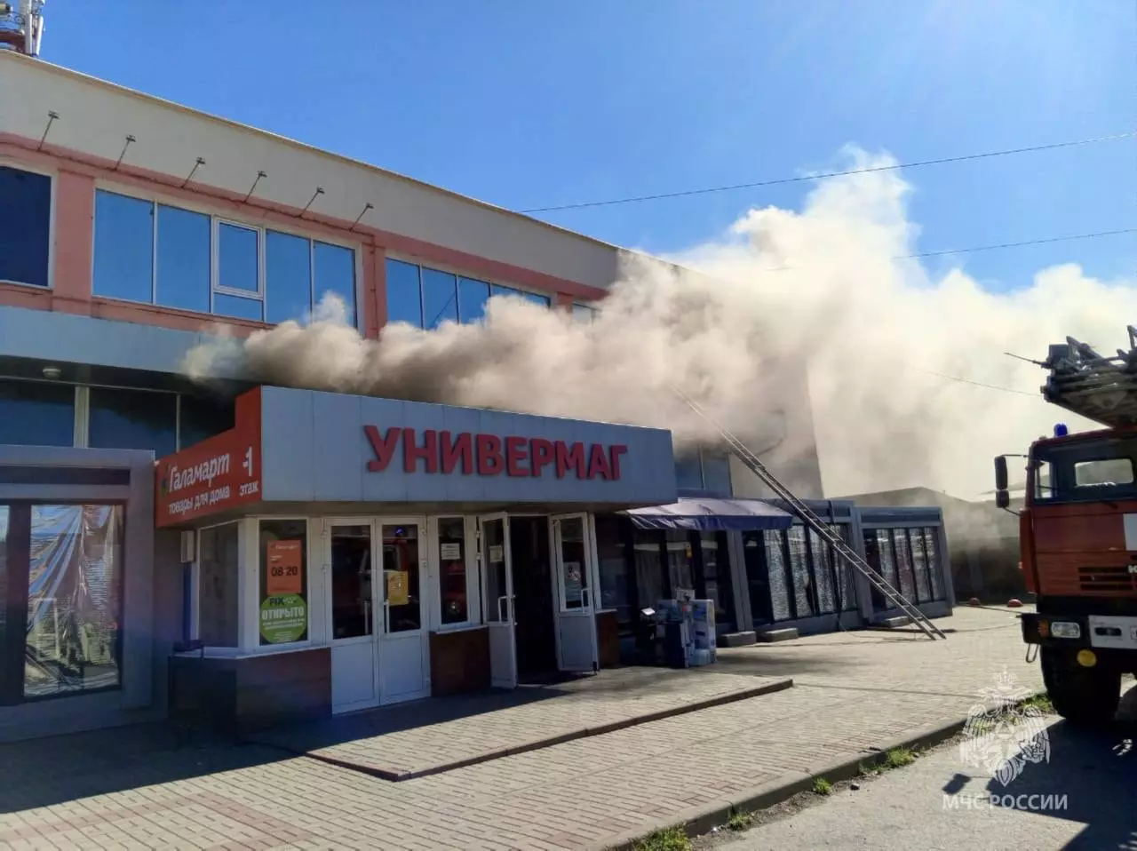 При пожаре в универмаге Новошахтинска пострадал спасатель