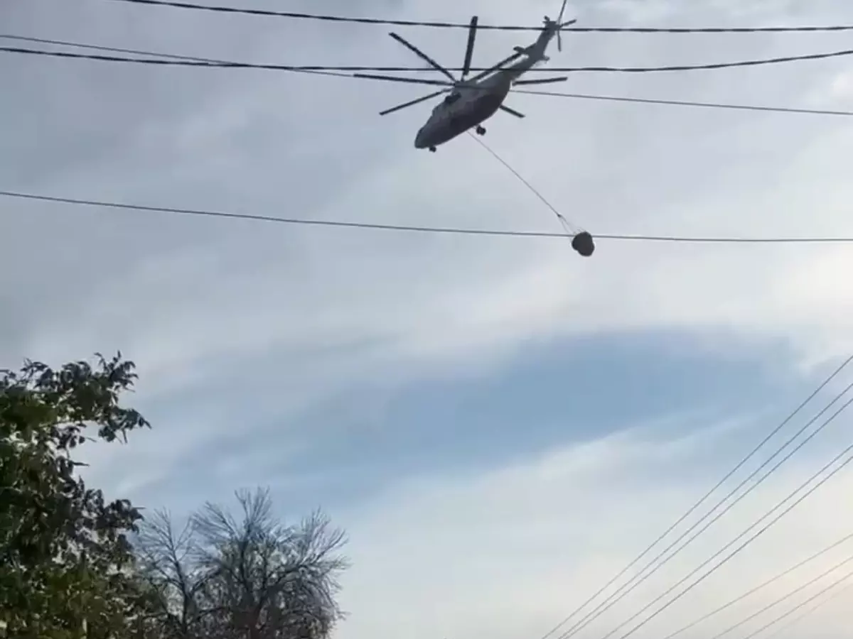 В Багаевском районе три вертолета тушат лесной пожар