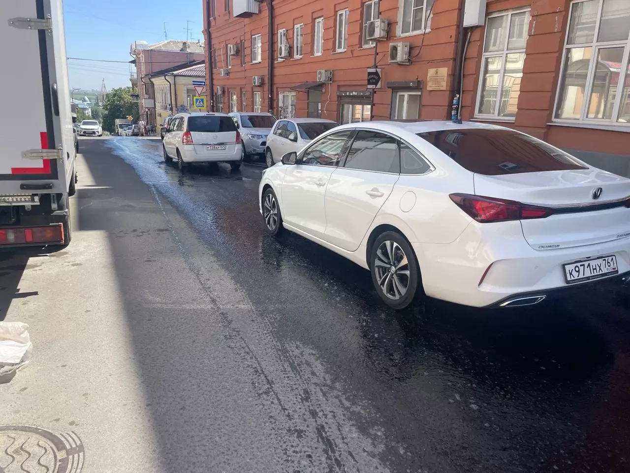 В Ростове из-за коммунальной аварии частично затопило переулок Соборный