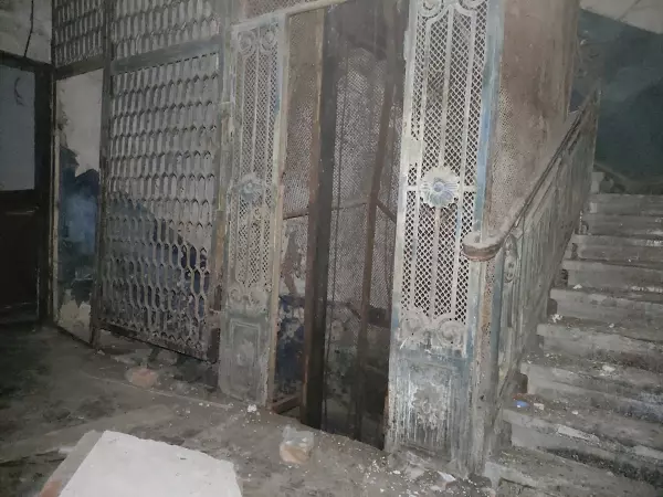 Фото к материалу: В Ростове из доходного дома Рындзюна пропала дореволюционная ограда лифта