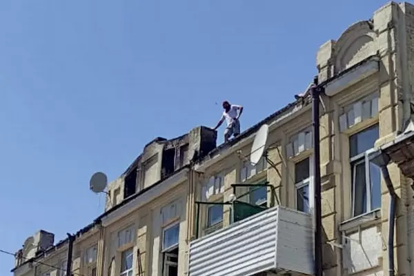 Фото к материалу: В Ростове в сгоревшем доме на улице Обороны начали капремонт крыши