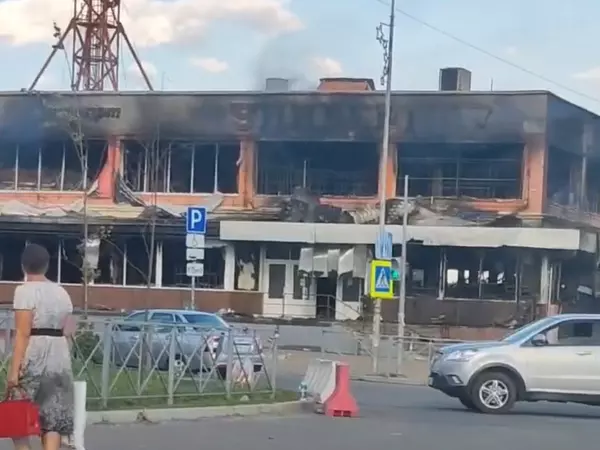 Фото к материалу: Остались обугленные конструкции: появились кадры внутри сгоревшего ТЦ в Новошахтинске