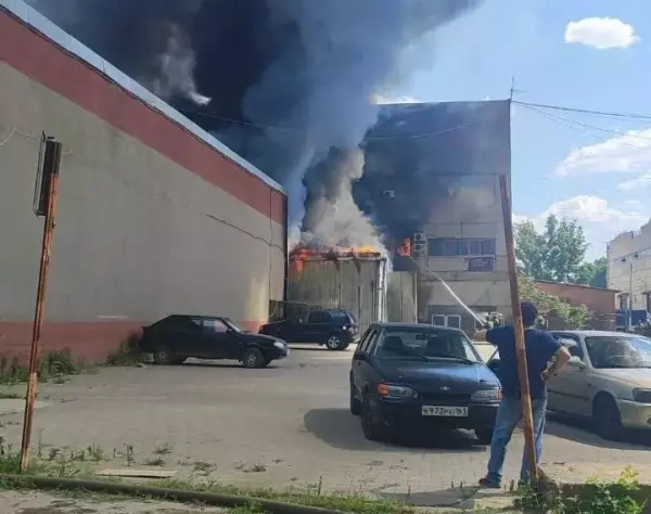 Фото к материалу: На месте крупного пожара на Орской были слышны звуки взрыва