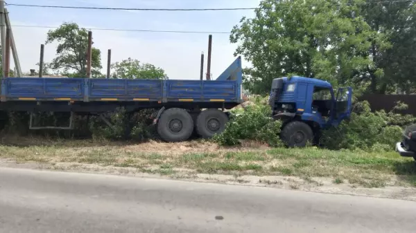 Фото к материалу: В Ростовской области в жестком ДТП с "КамАЗом" пострадал водитель легковушки