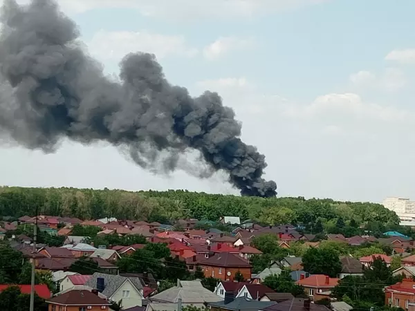 Фото к материалу: Пожар на складе на улице Орской тушат второй день: хронология событий с места ЧП
