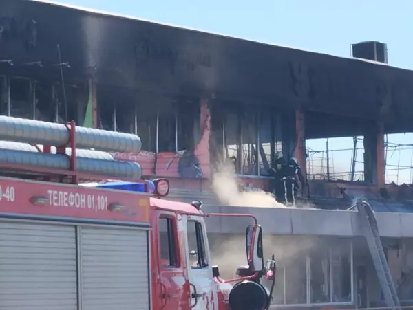 Фото к материалу: Тел не обнаружено: разбор завалов после крупного пожара в ТЦ Новошахтинска завершен