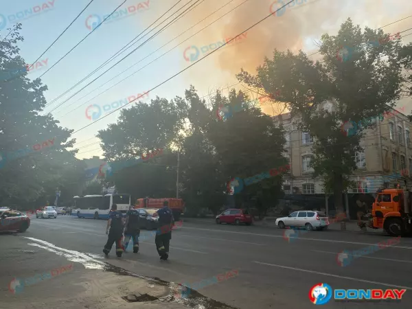 Фото к материалу: В центре Ростова горит здание бывшей Соборной мечети