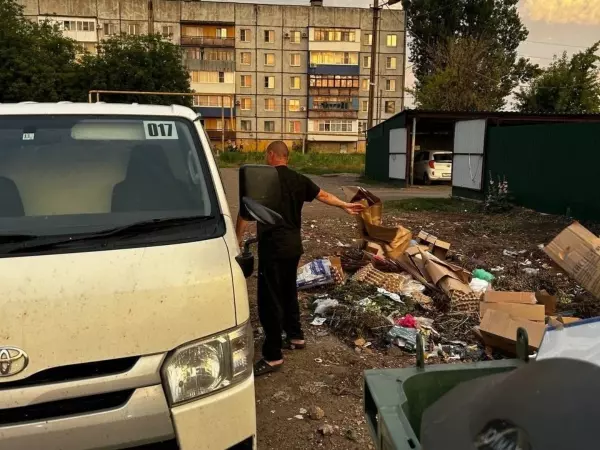 Фото к материалу: Глава администрации Гуково пригрозил жителю привезти к его дому мусор, который он бросил мимо бака